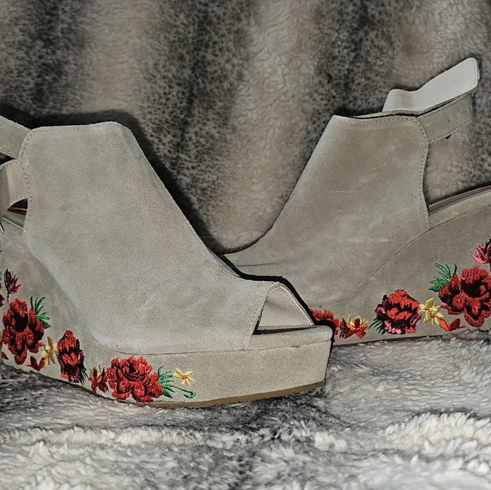 Kenneth Cole Wedge: Orla ( Never Worn)